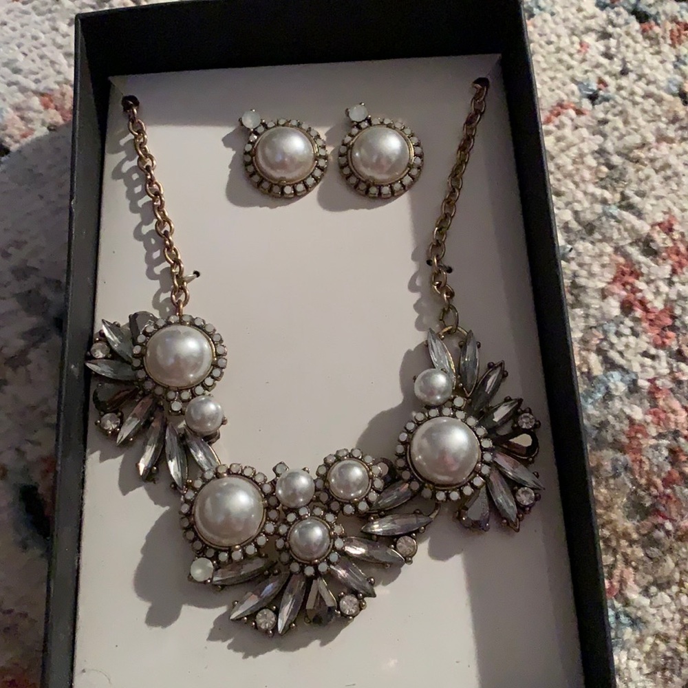 Necklace and earring set